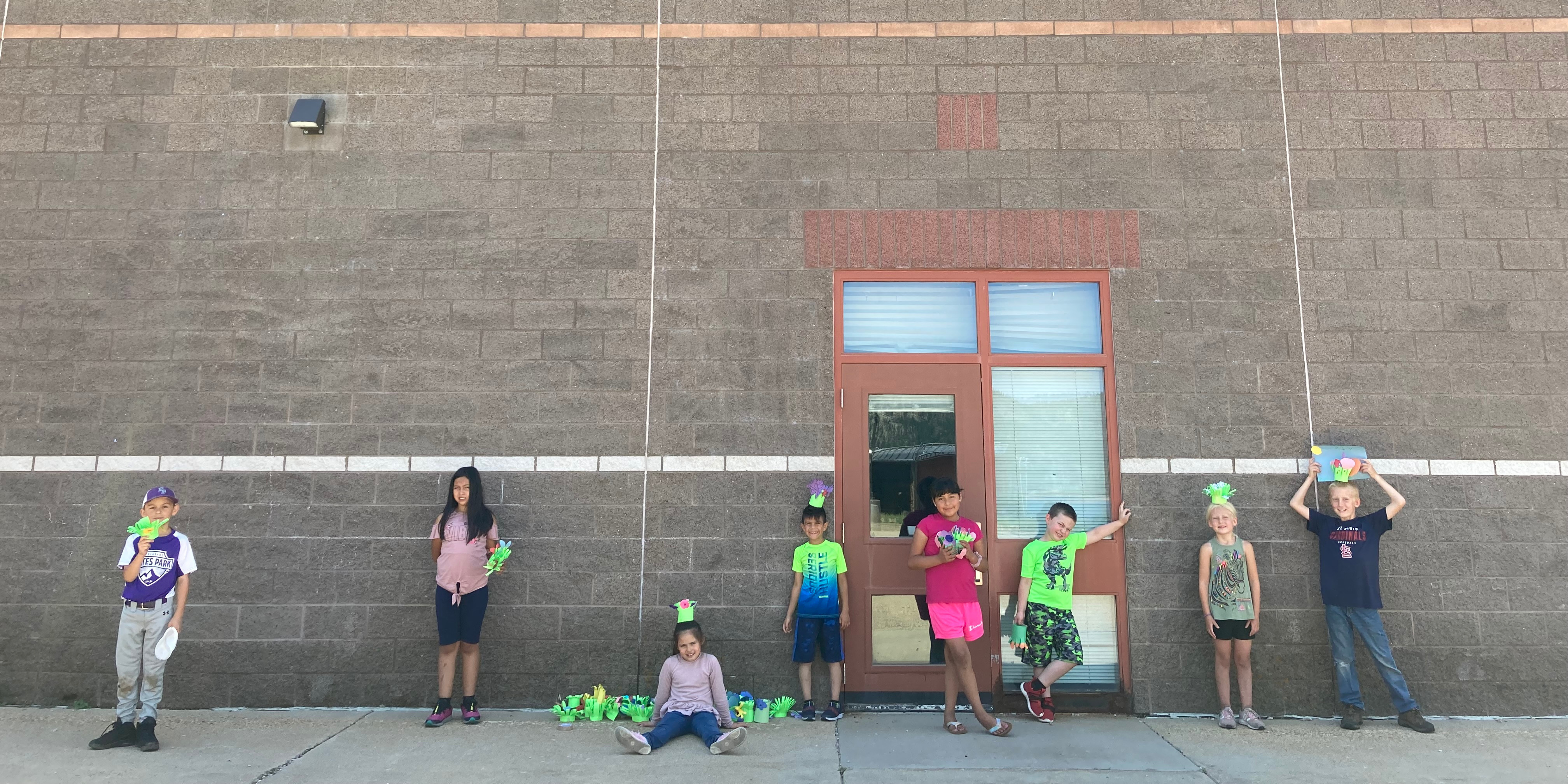 Group of kids outside of Estes Park Elementary School