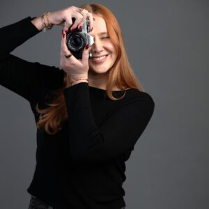 Kendall Rohm toggle image, she has a camera